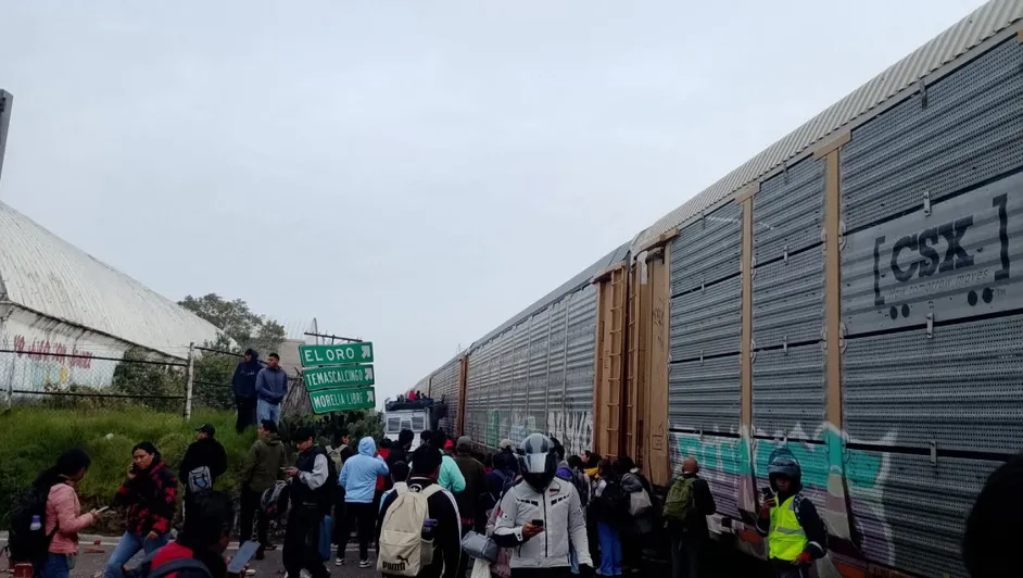Autobús de pasajeros es arrollado por tren en Atlacomulco, Edomex ...